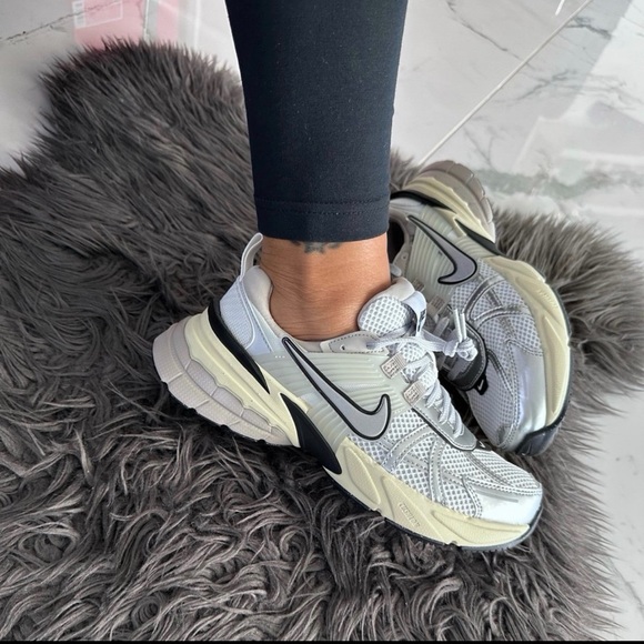 Nike Shoes - Nike V2K run